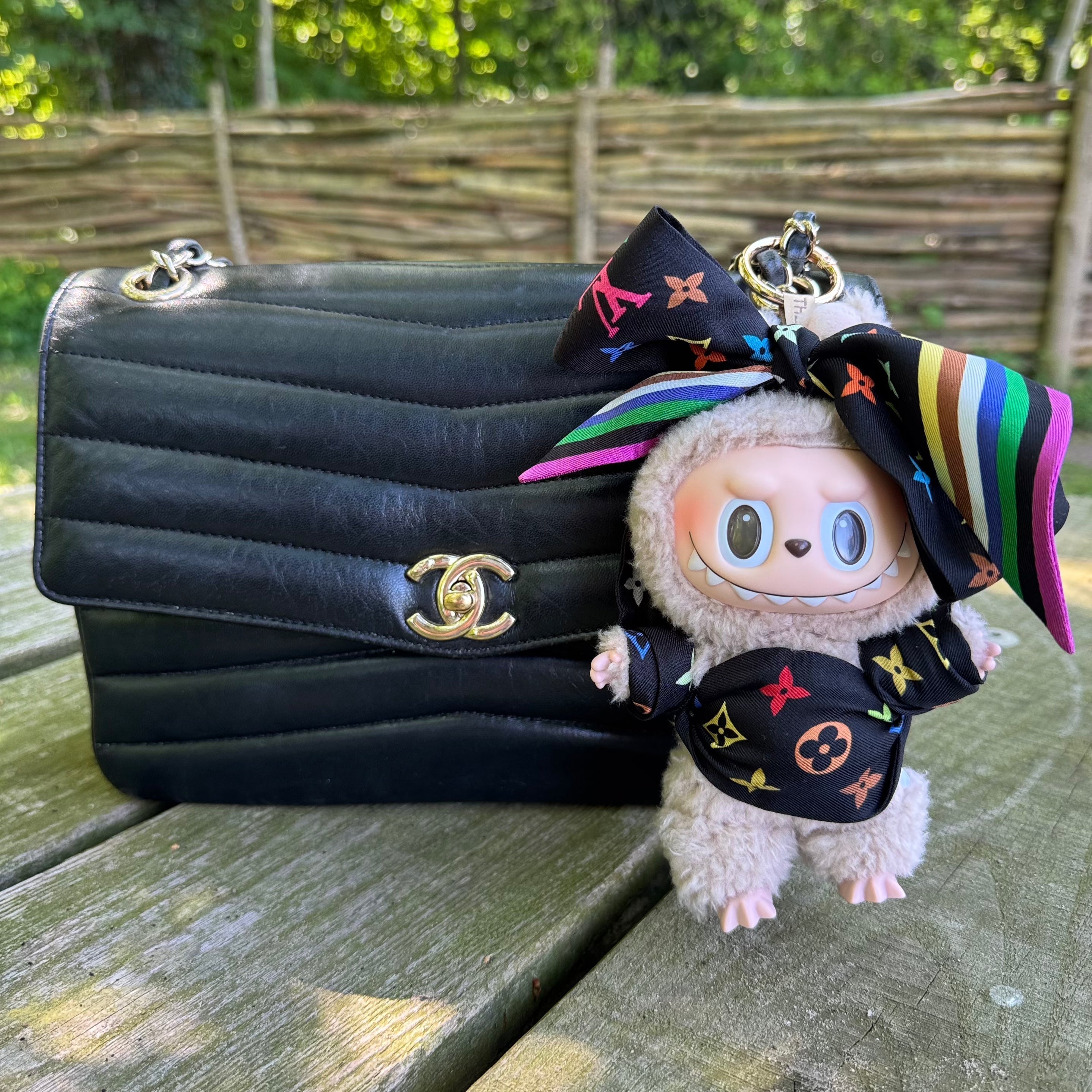 Een Labubu aan je designer tas? Dit moet je weten over de bag charm trend