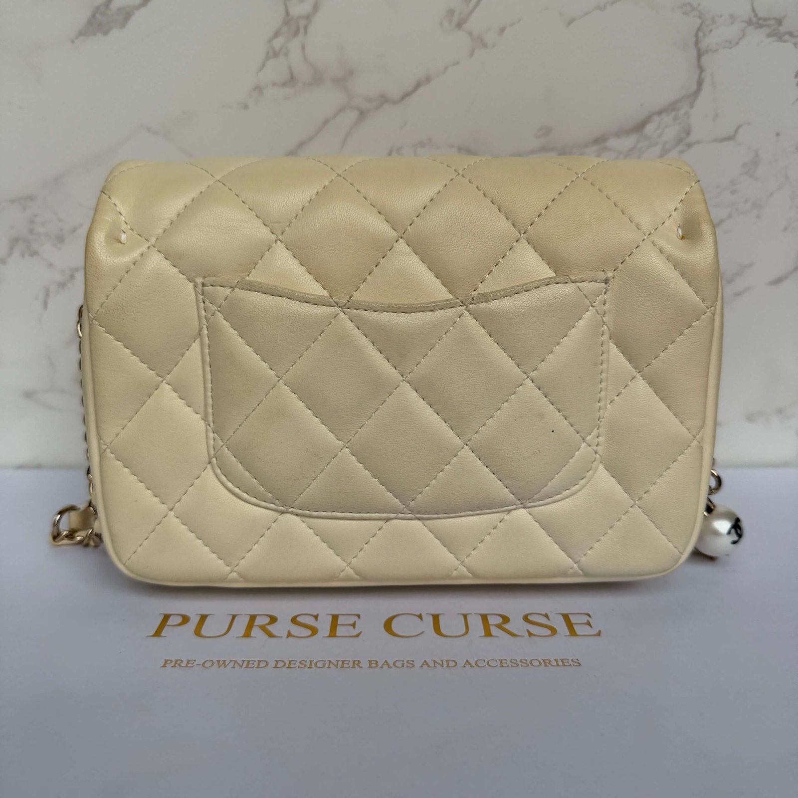 Achterkant Mona Lisa pocket Chanel my precious pearl chain flap