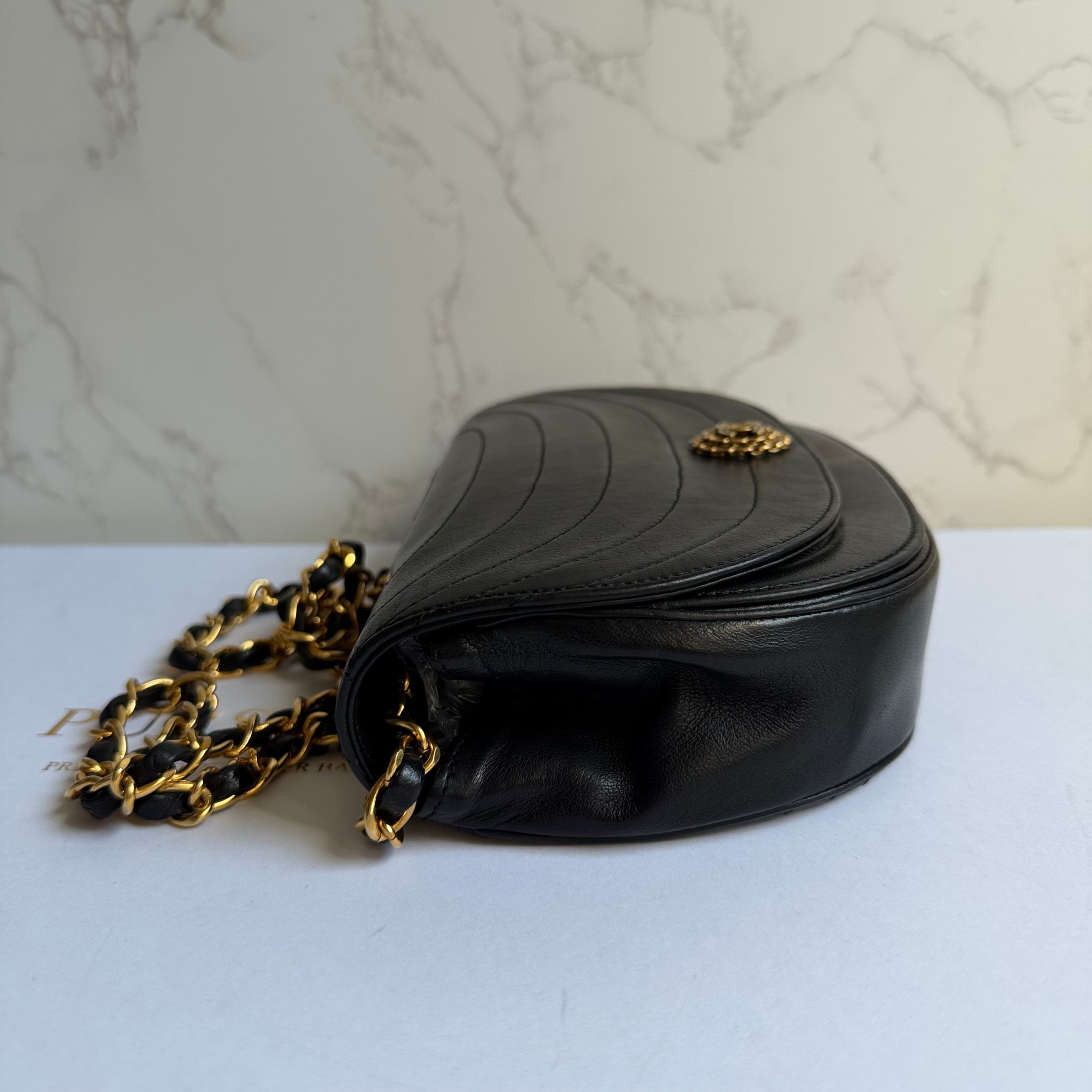 Chanel vintage half moon flap zwart