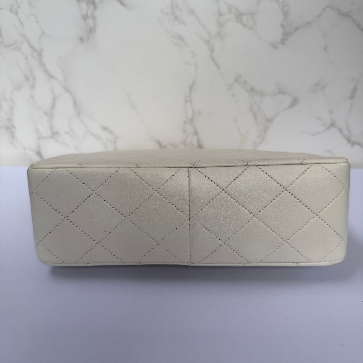 Authentieke tweedehands vintage Chanel flap mini wit lamsleer
