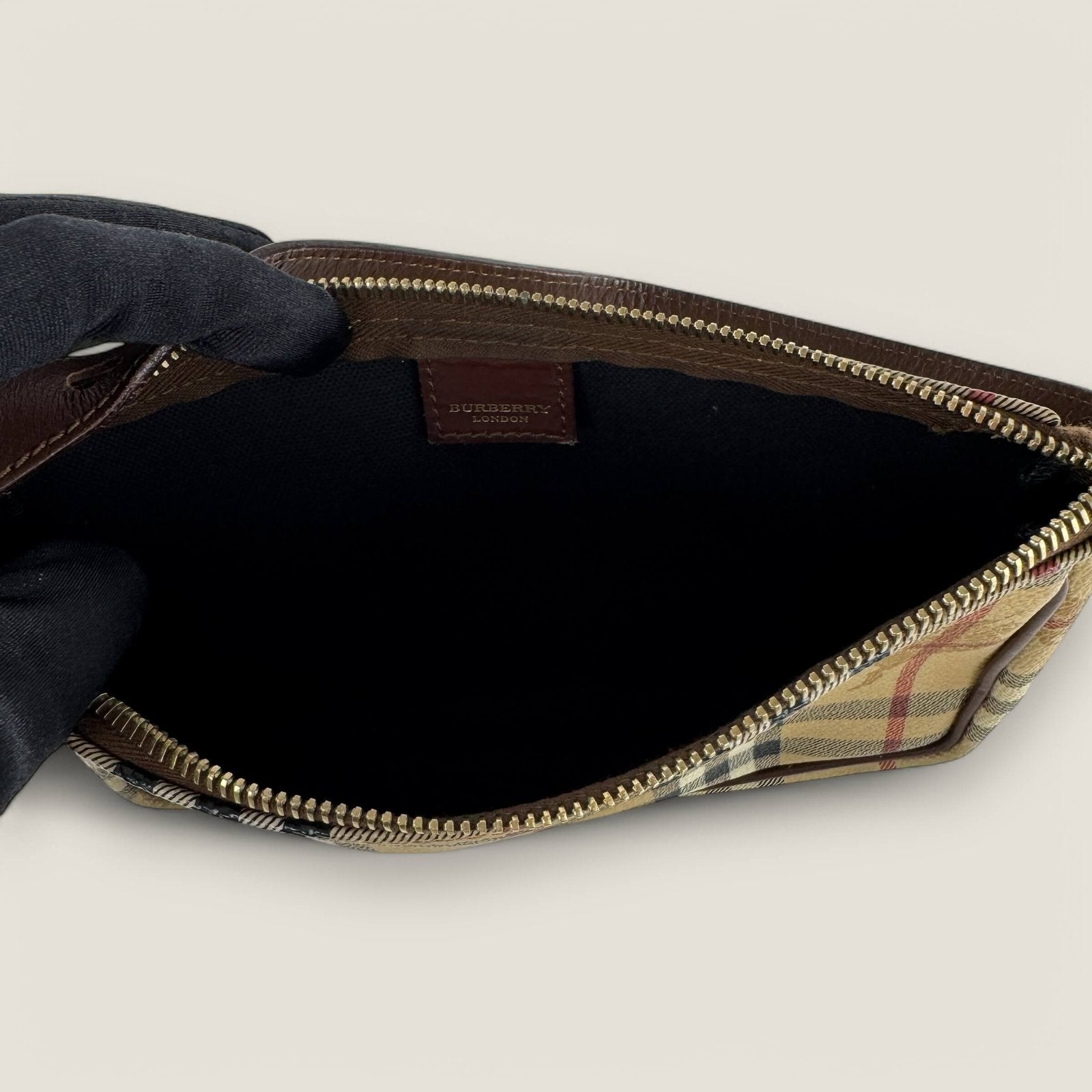 Interior Burberry pochette