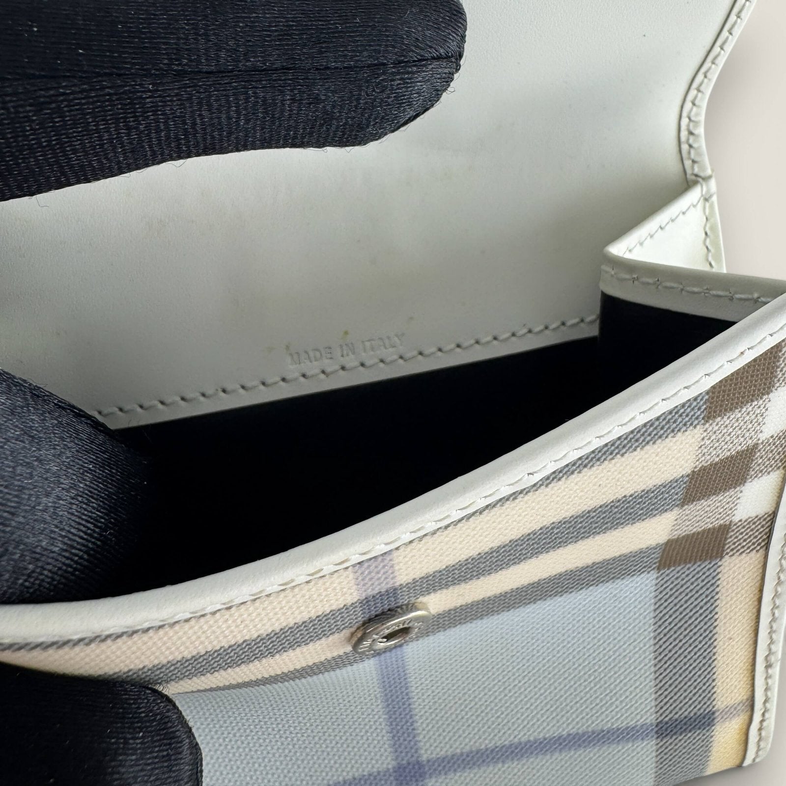 Interior Burberry wallet authentic
