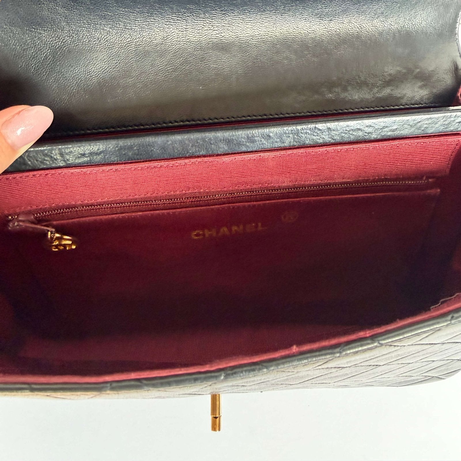 Binnenkant authentieke Chanel single flap begin jaren 80