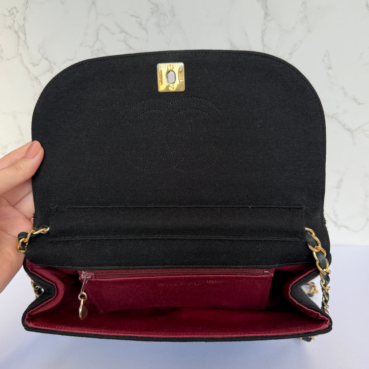 Binnenkant Vintage Chanel tas zwart stof