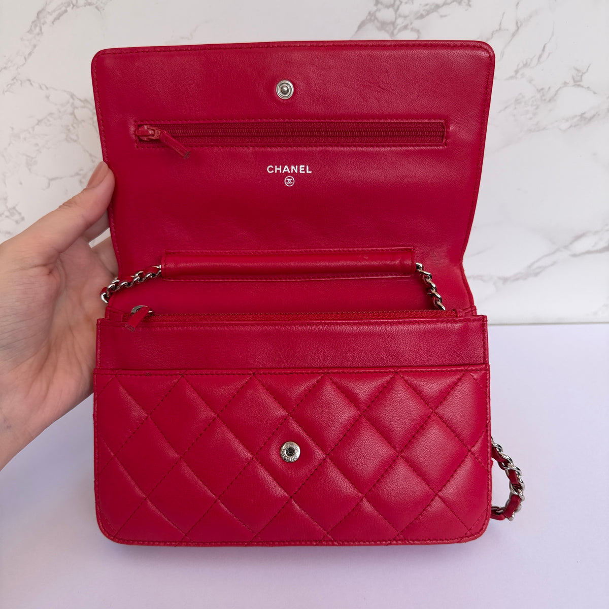 Binnenkant originele Chanel wallet on chain rood