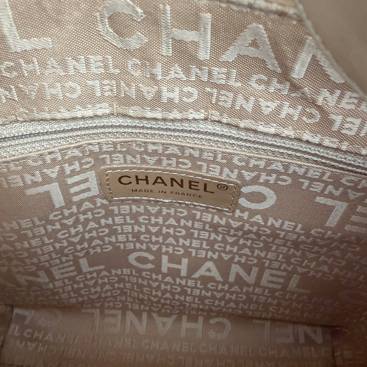 Binnenkant vintage Chanel chocolate bar