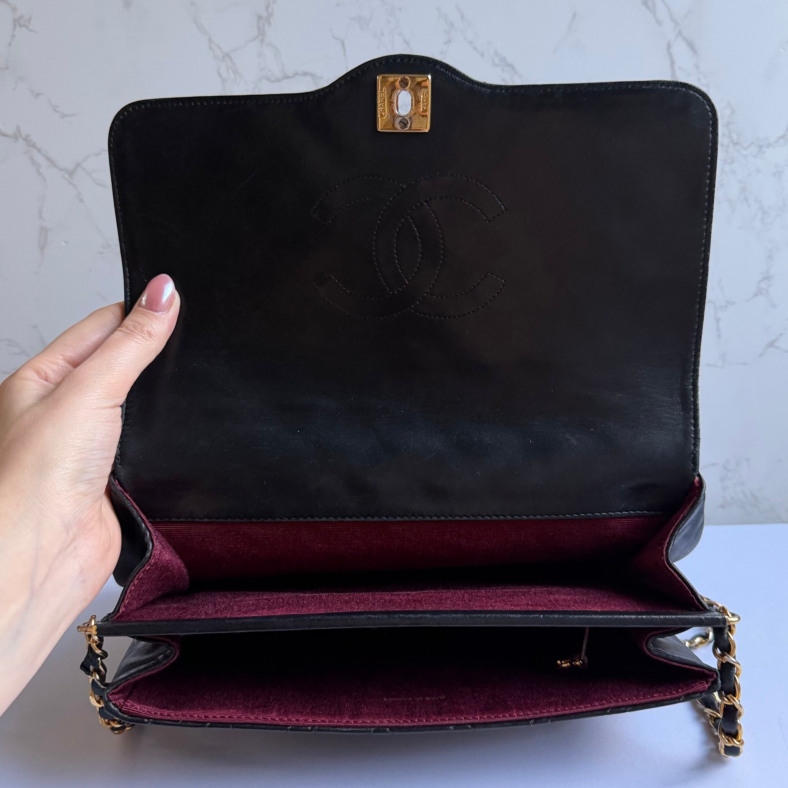 Binnenzijde Chanel single flap burgundy lining detail