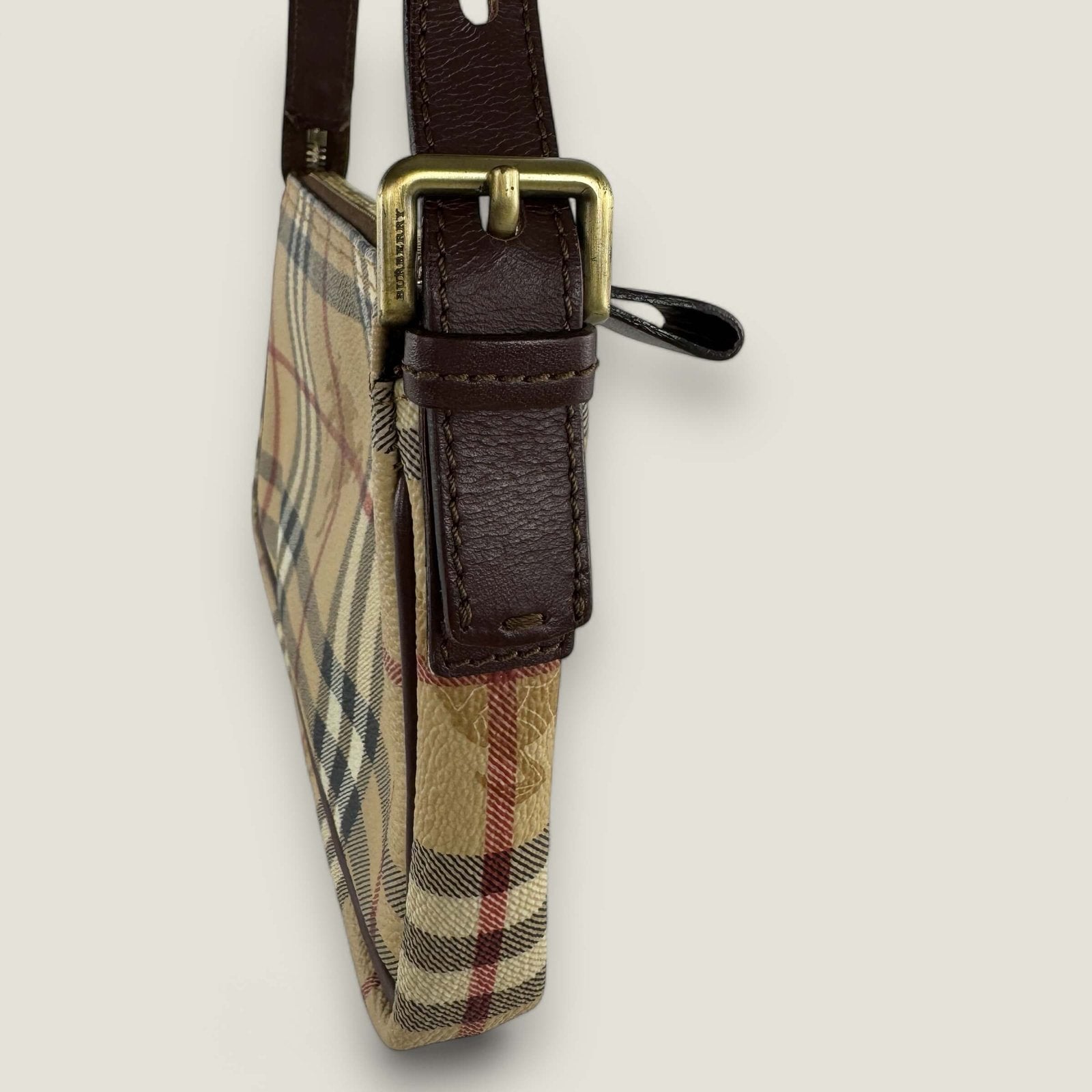 Burberry pochette bag side