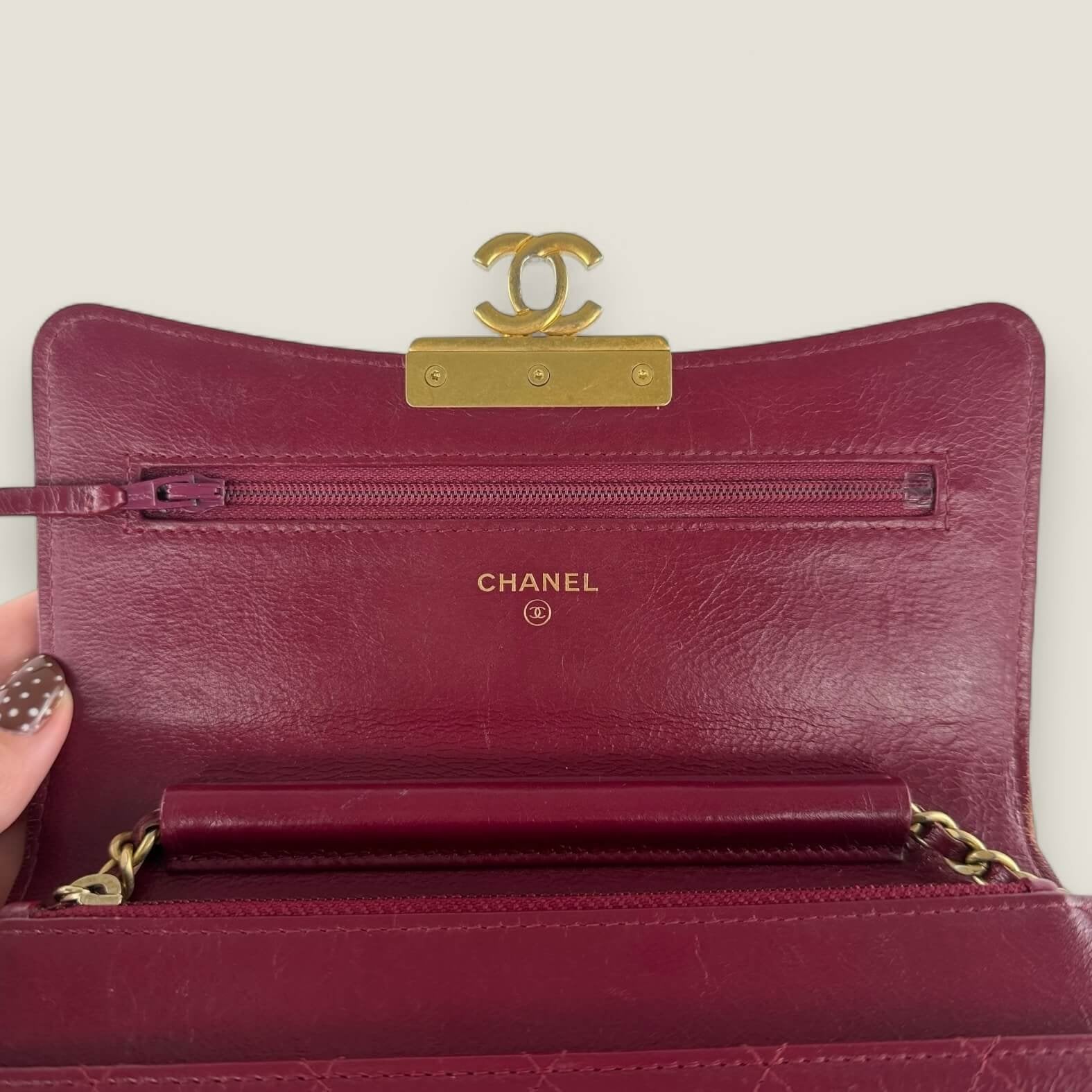 Chanel 2.55 Reissue WOC interieur vakken