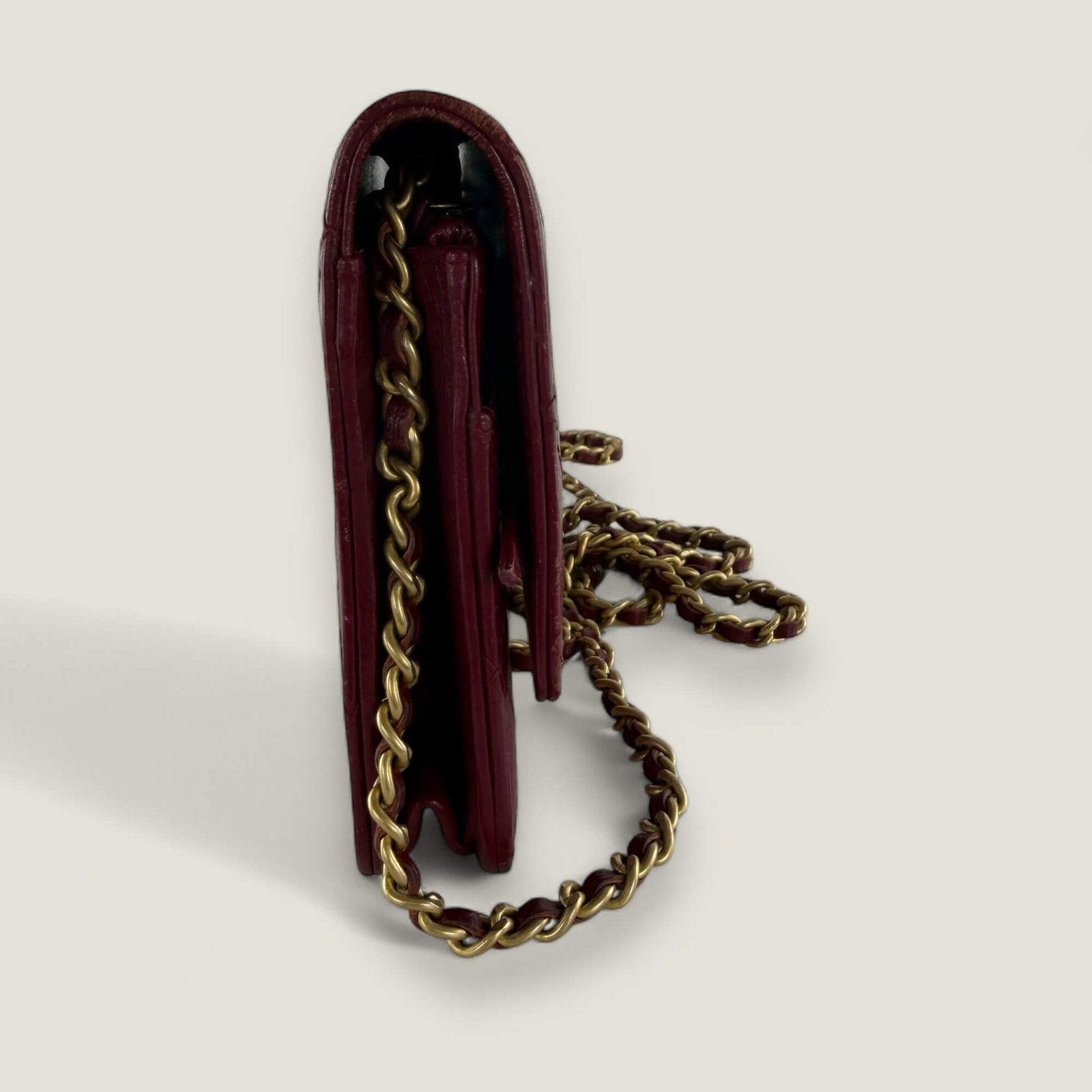Chanel 2.55 Reissue WOC zijaanzicht rood goatskin