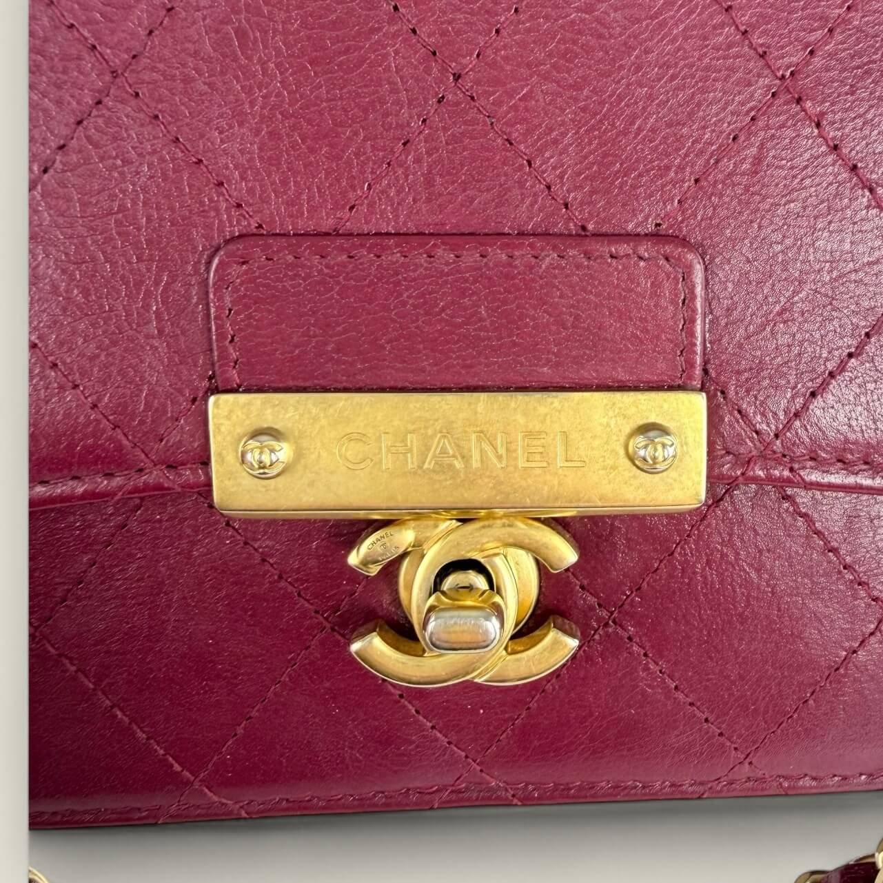 Chanel WOC rood leer voorkant met CC slot