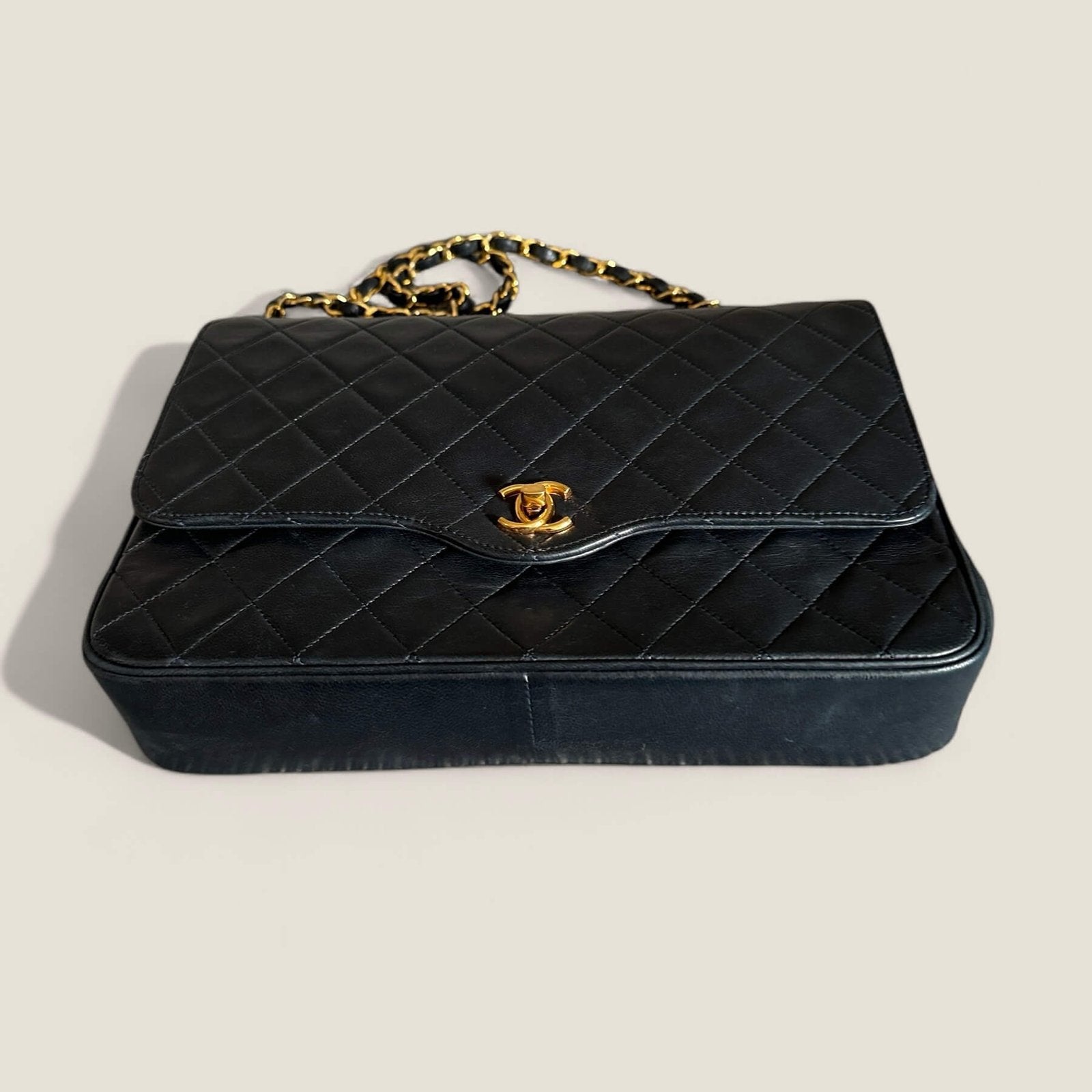 Chanel classic handbag with chain