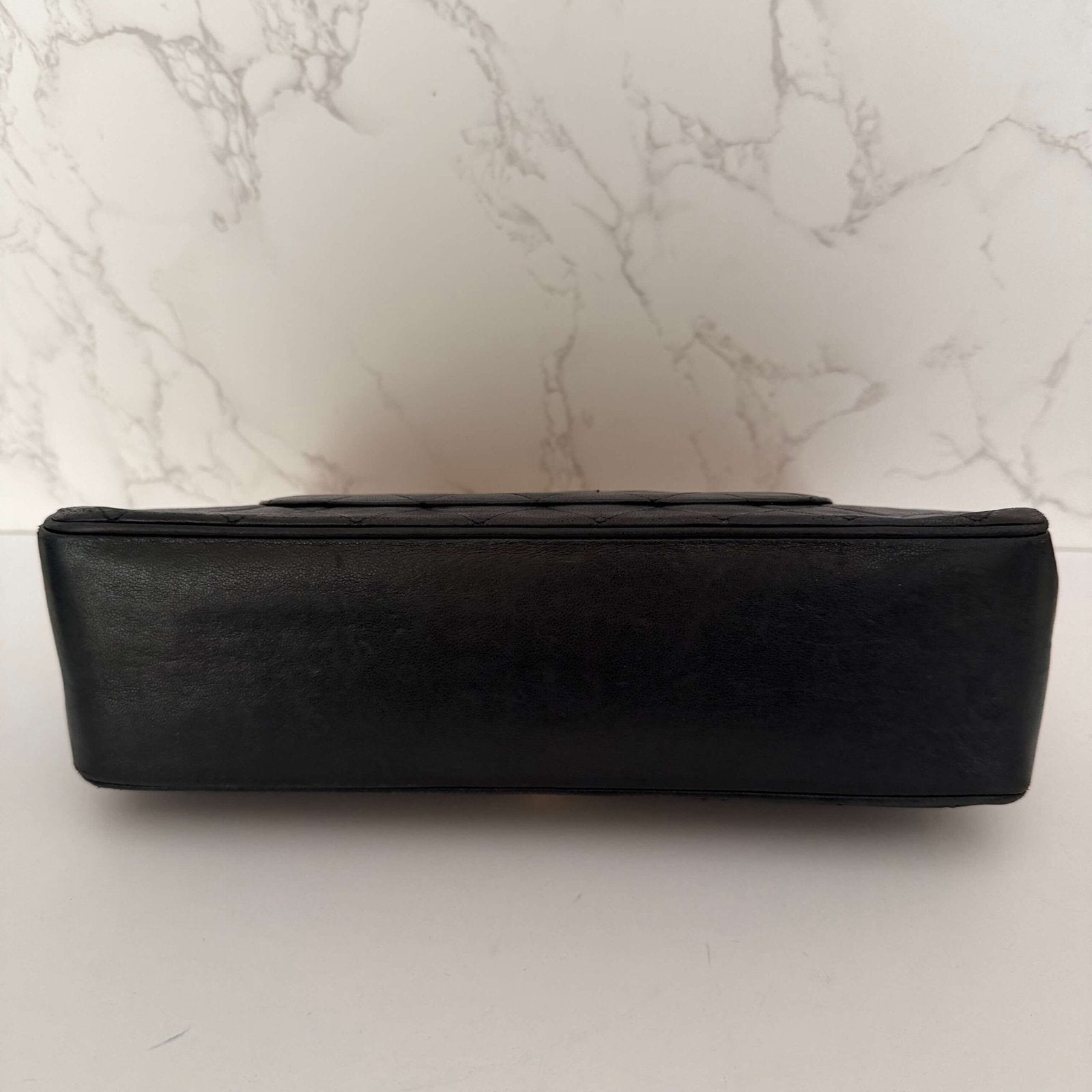 Chanel double flap medium flatlay purse curse stijl