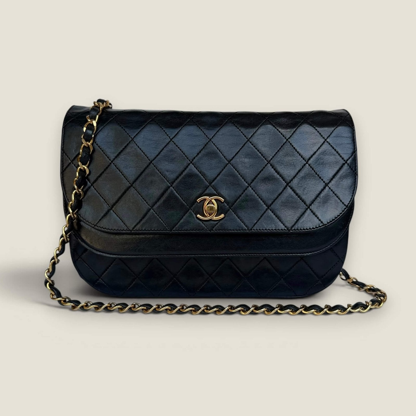 Chanel half moon double flap zwart lamsleer