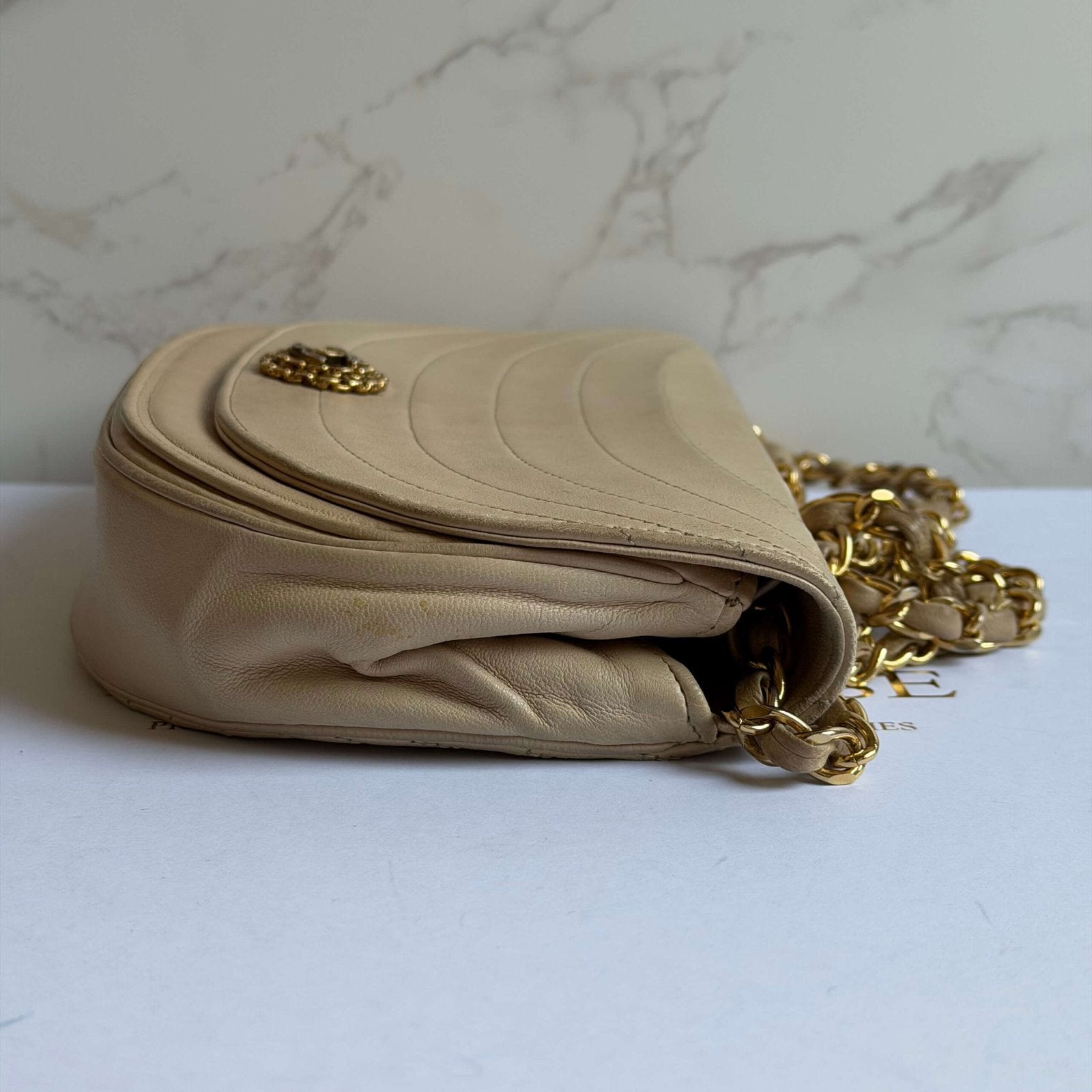 Chanel halve maan schoudertas beige lamsleer