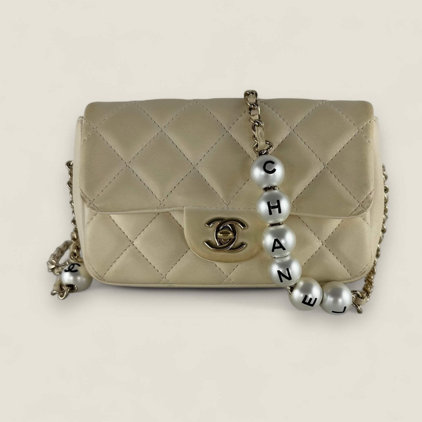 Chanel mini flap met parel chain