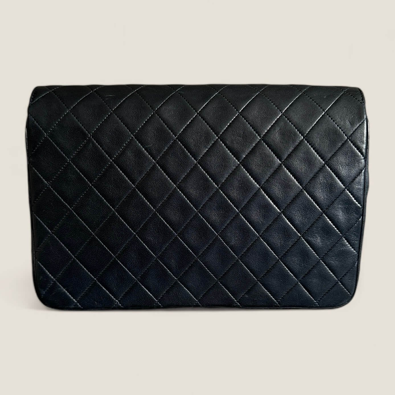 Chanel preloved schoudertas met gouden hardware van lamsleder donkerblauw