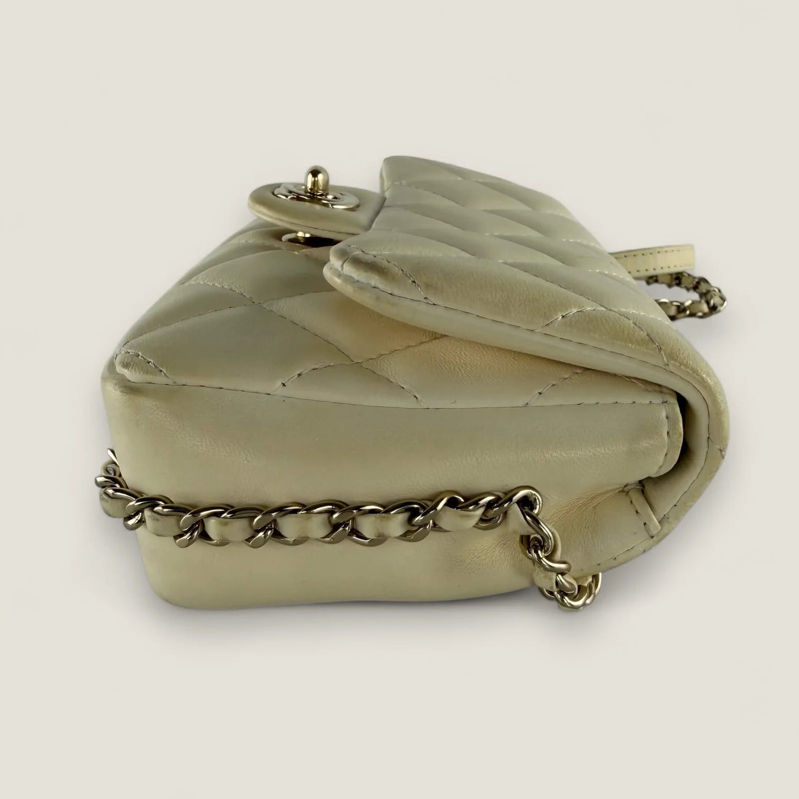 Chanel bag with pearl chain – close-up of the chain