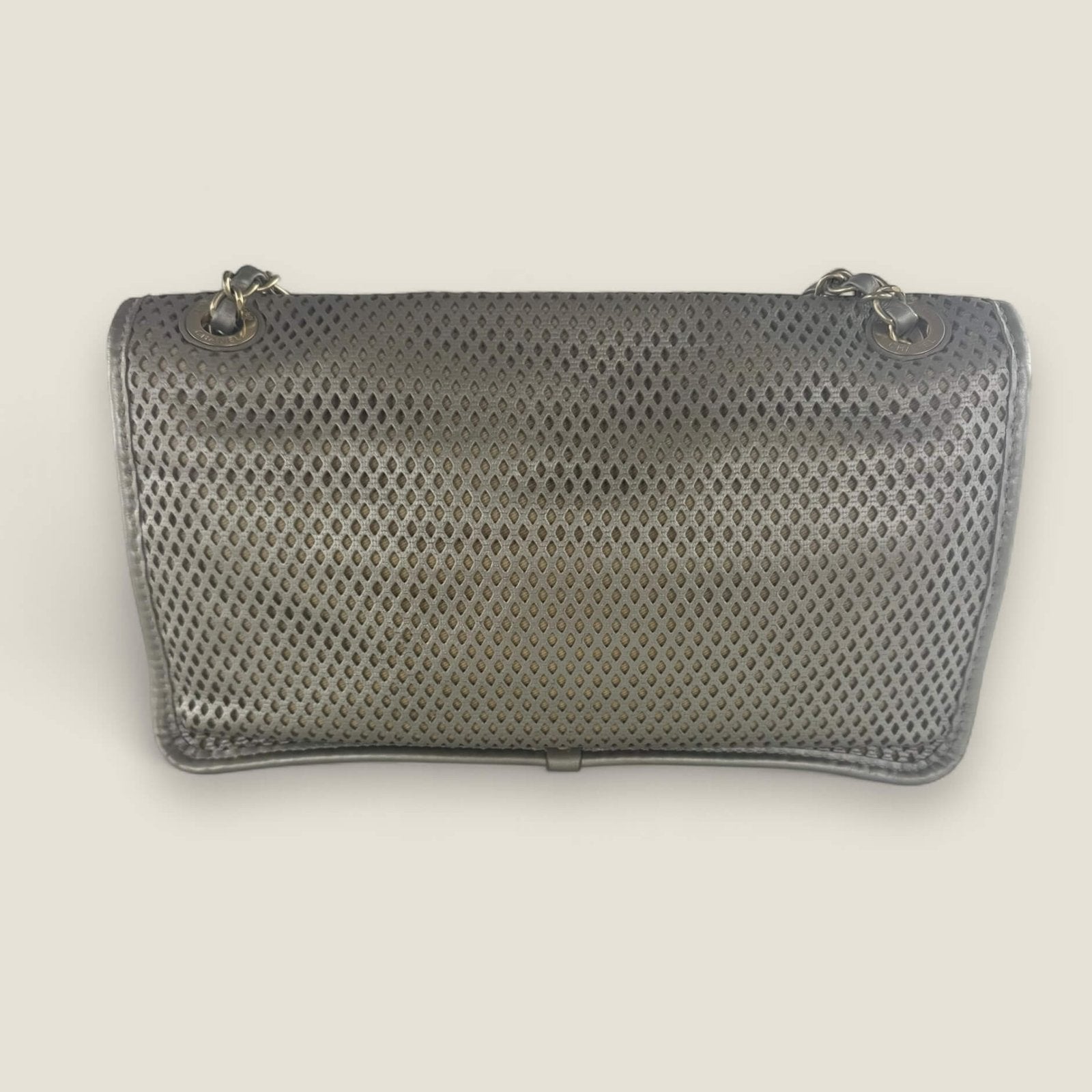 Chanel up in the air flap zilver achterkant