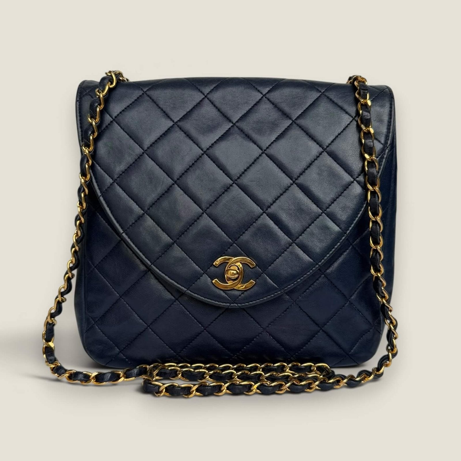 Chanel vintage crossbody flap bag navy lamsleer