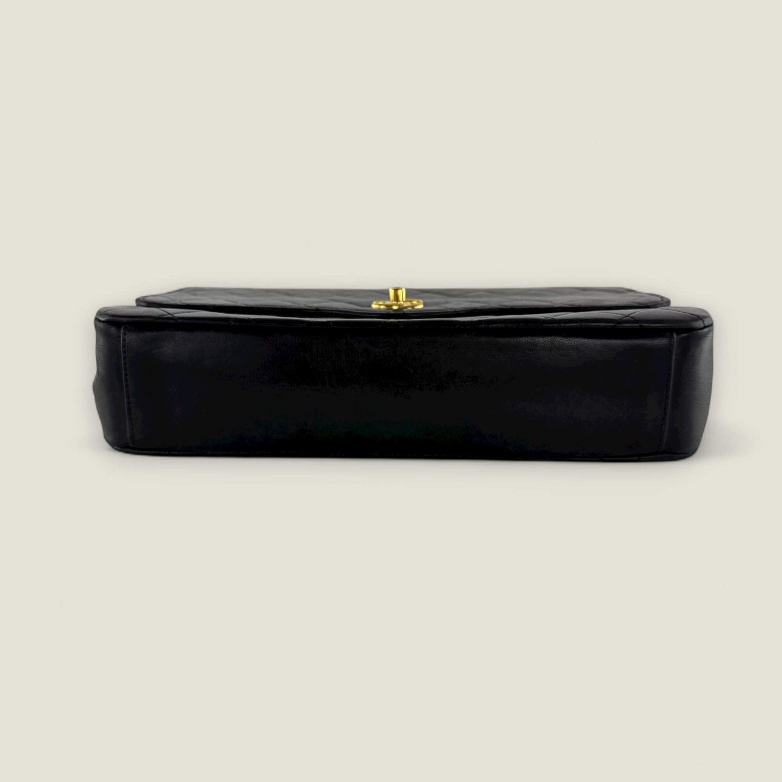 Chanel vintage matelasse single flap onderkant