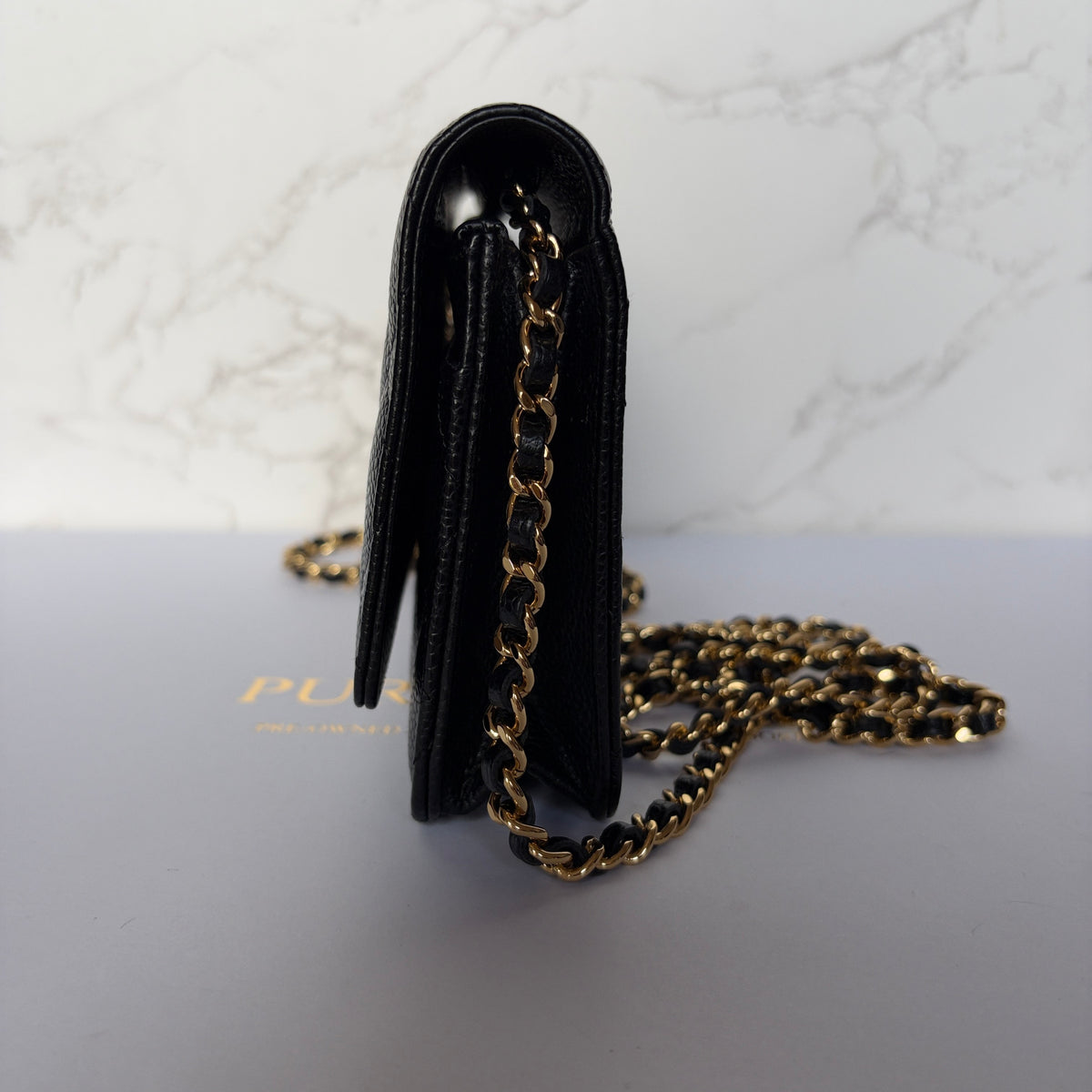 Chanel WOC zwart caviar leer gouden hardware zijkant
