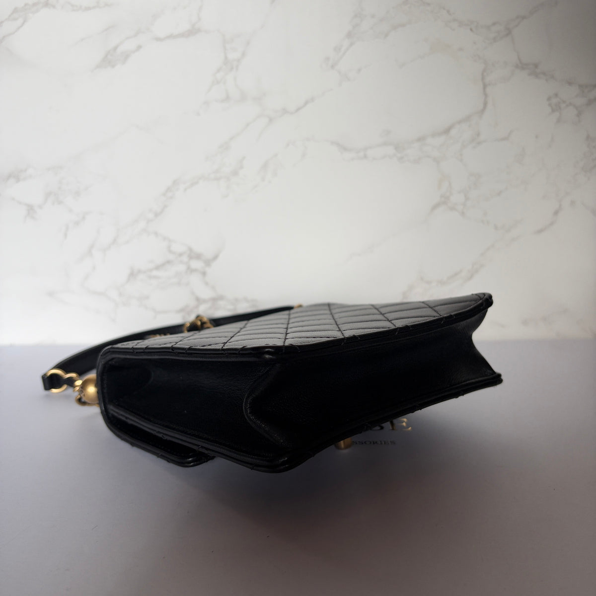 Chanel chic pearl crossbody zwart hoekjes
