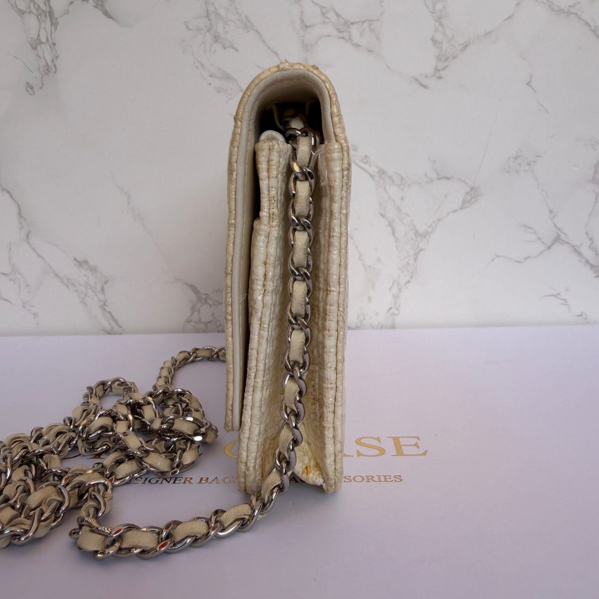 Chanel coated tweed wallet on chain zijkant