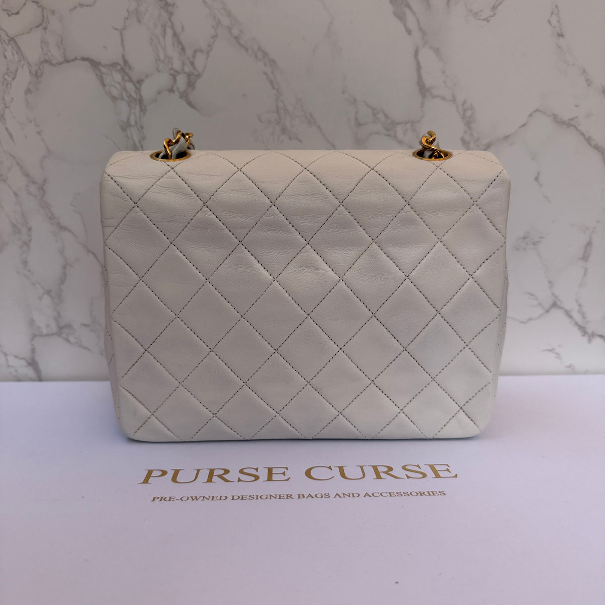 Chanel mini classic flap wit lamsleer achterkant