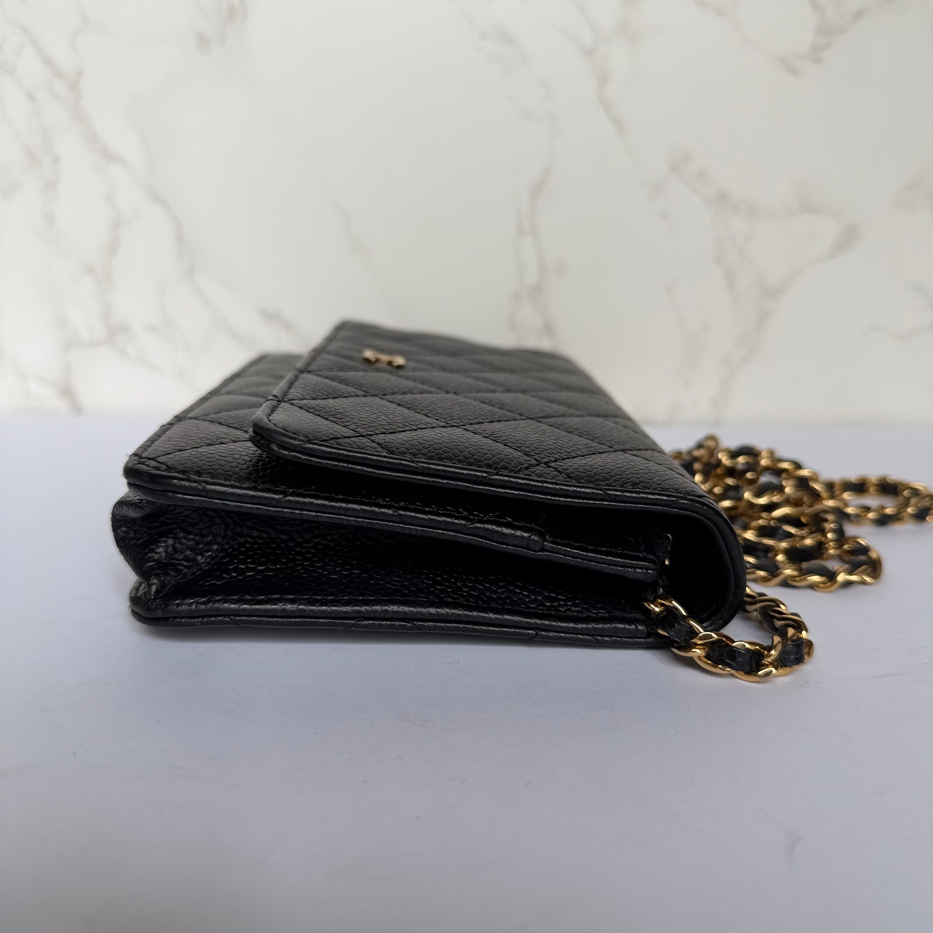 Chanel tas zwart caviar zijkant