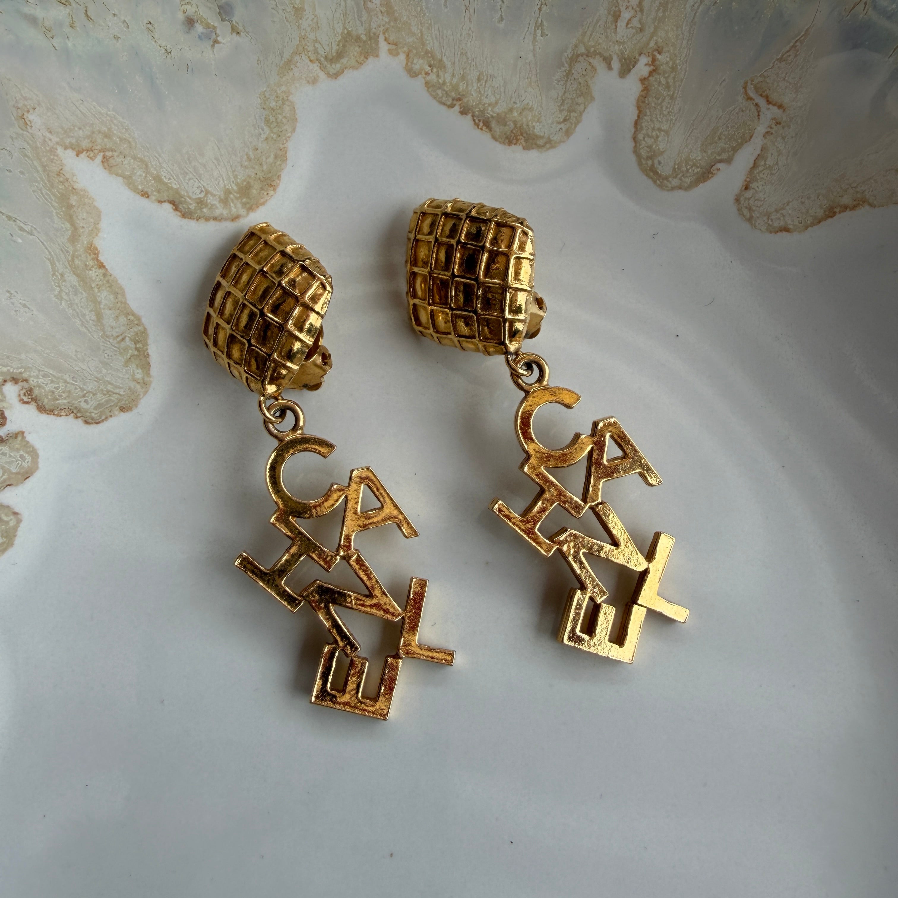 Chanel vintage CHANEL letter oorclips 24k verguld pre-owned