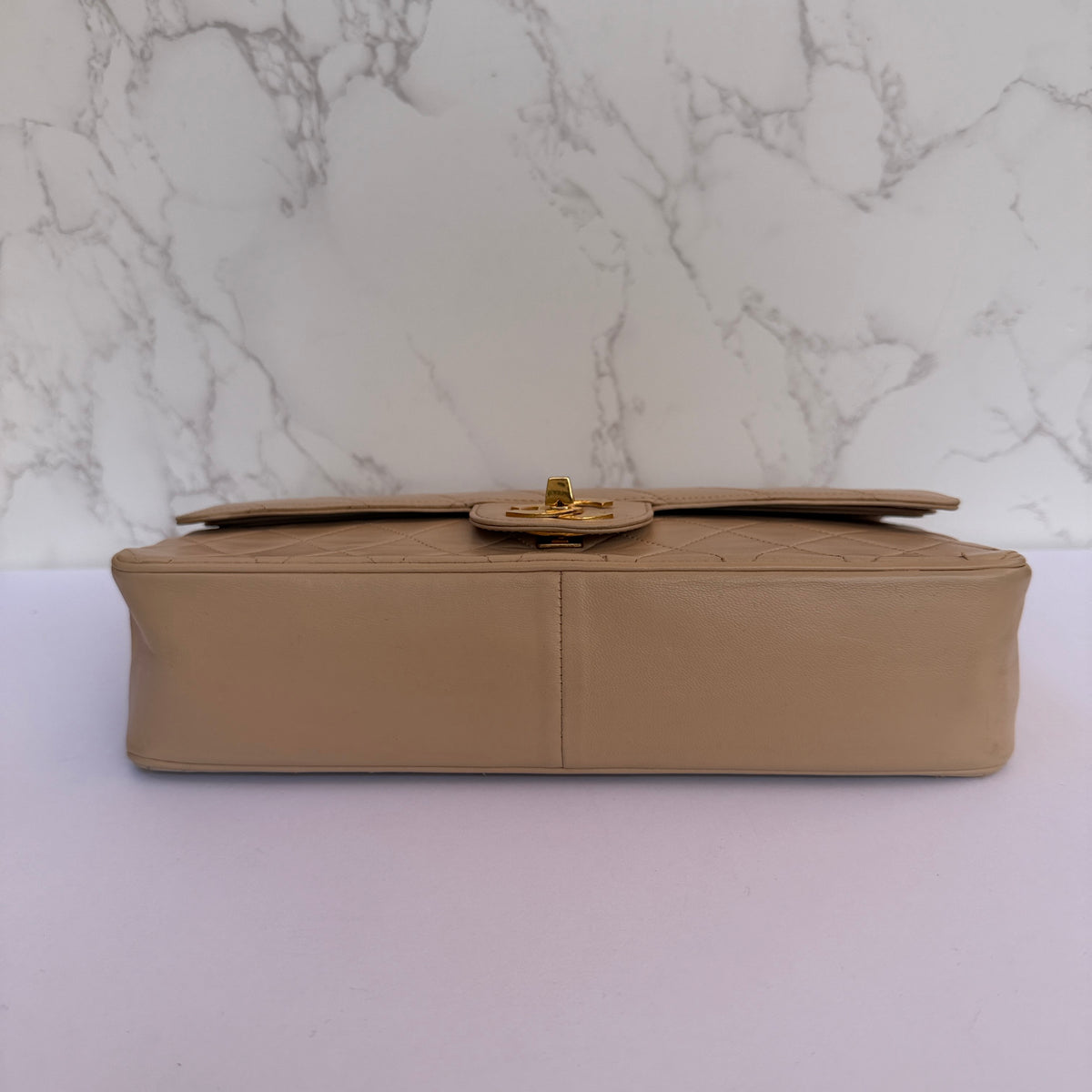 Chanel vintage classic flap onderkant lamsleer
