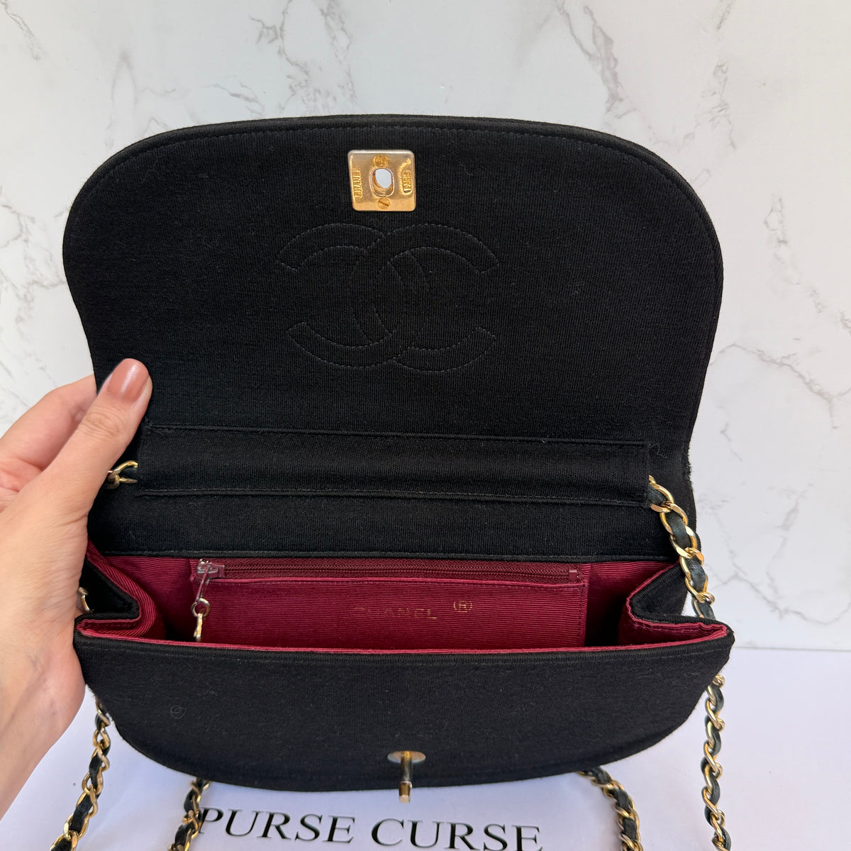 Chanel vintage half moon flap zwart stof binnenkant burgundy