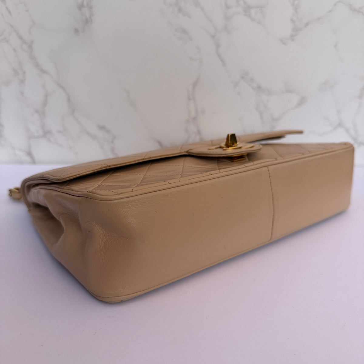 Chanel vintage medium classic flap beige lamsleer hoekjes