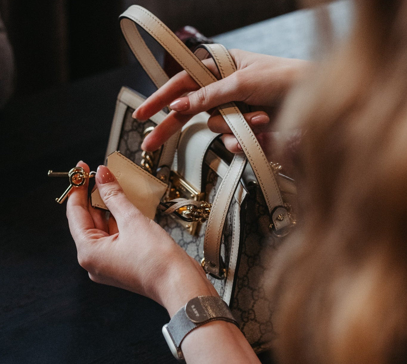 Designer tas verkopen en langsbrengen