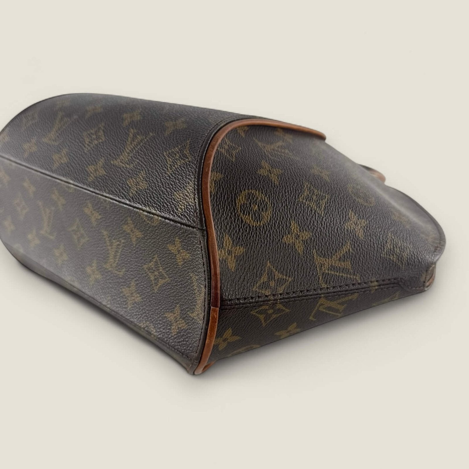 Signs of wear pre-owned Louis Vuitton bag