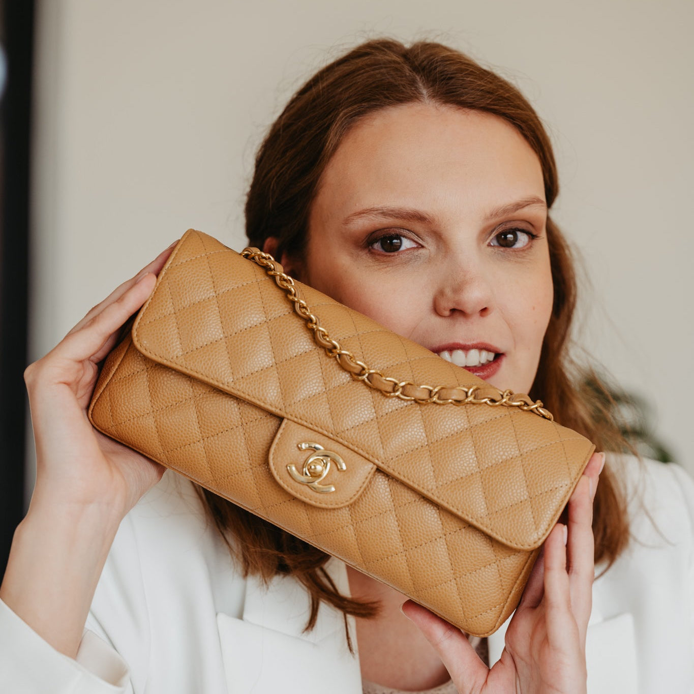 Ghislaine selecteert iedere vintage designer tas persoonlijk