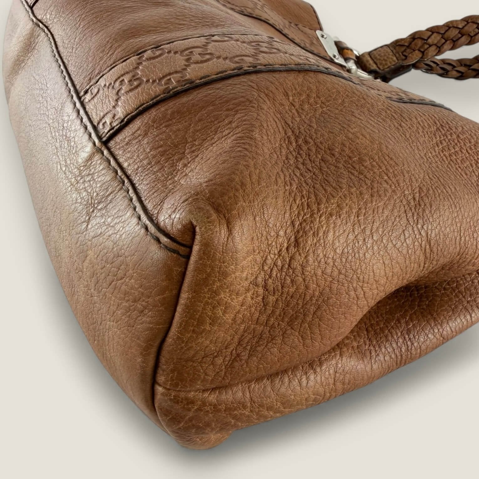 Gucci bamboo libeccio leather texture detail