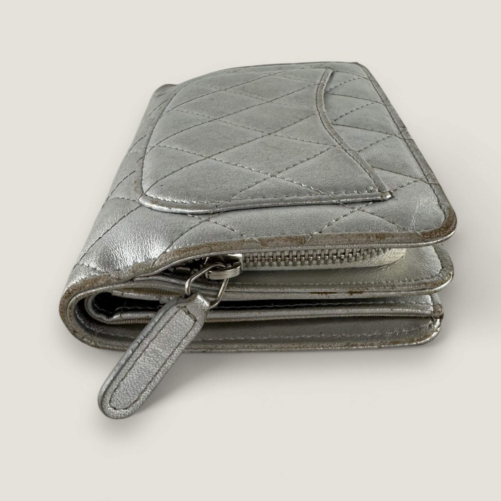Corners and edges pre-owned Chanel wallet