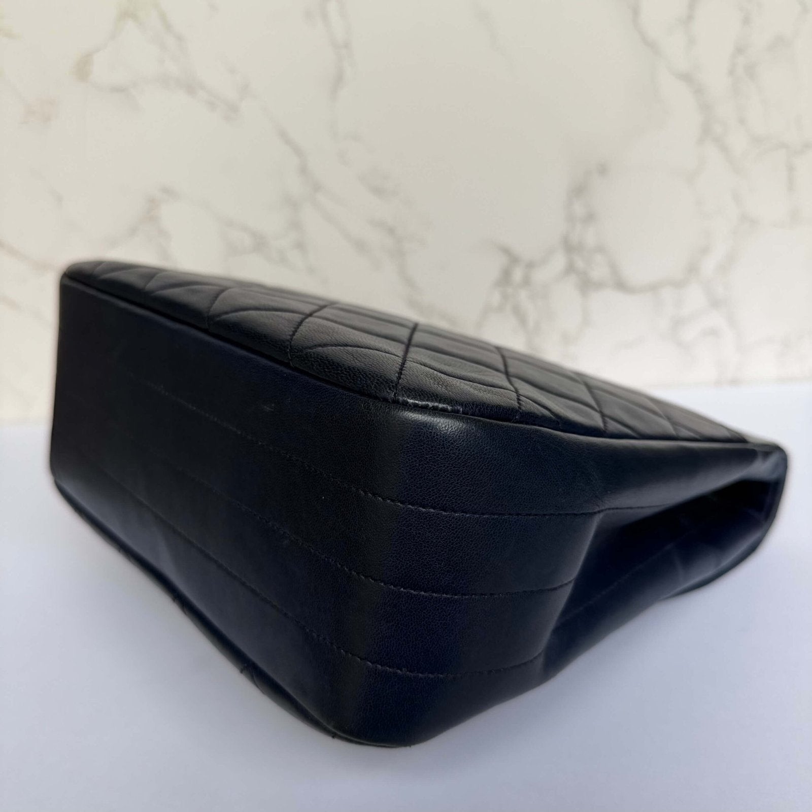 Hoekjes met gebruikerssporen authentieke vintage tas Chanel 80s