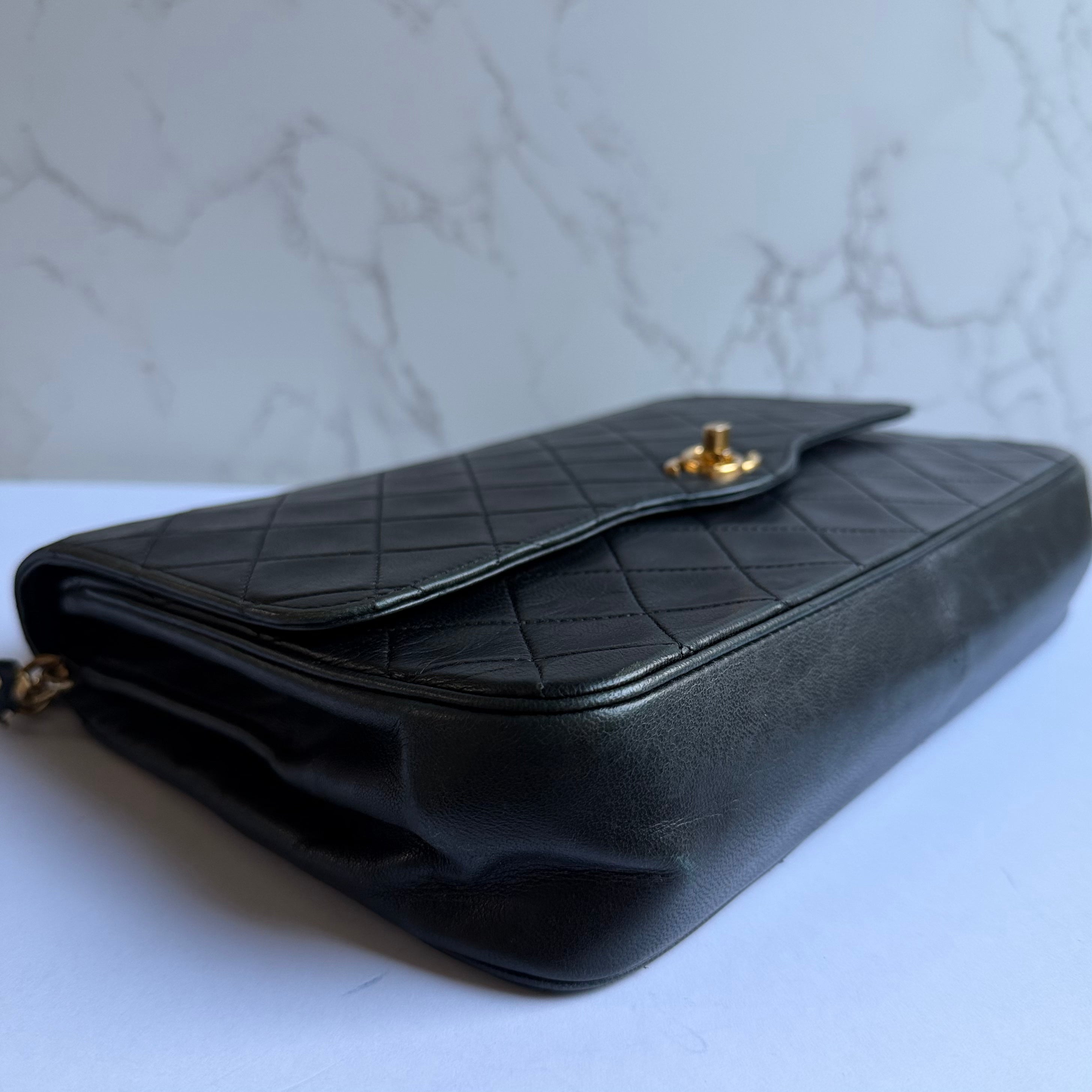 Hoekjes met gebruikssporen Chanel vintage lambskin tas