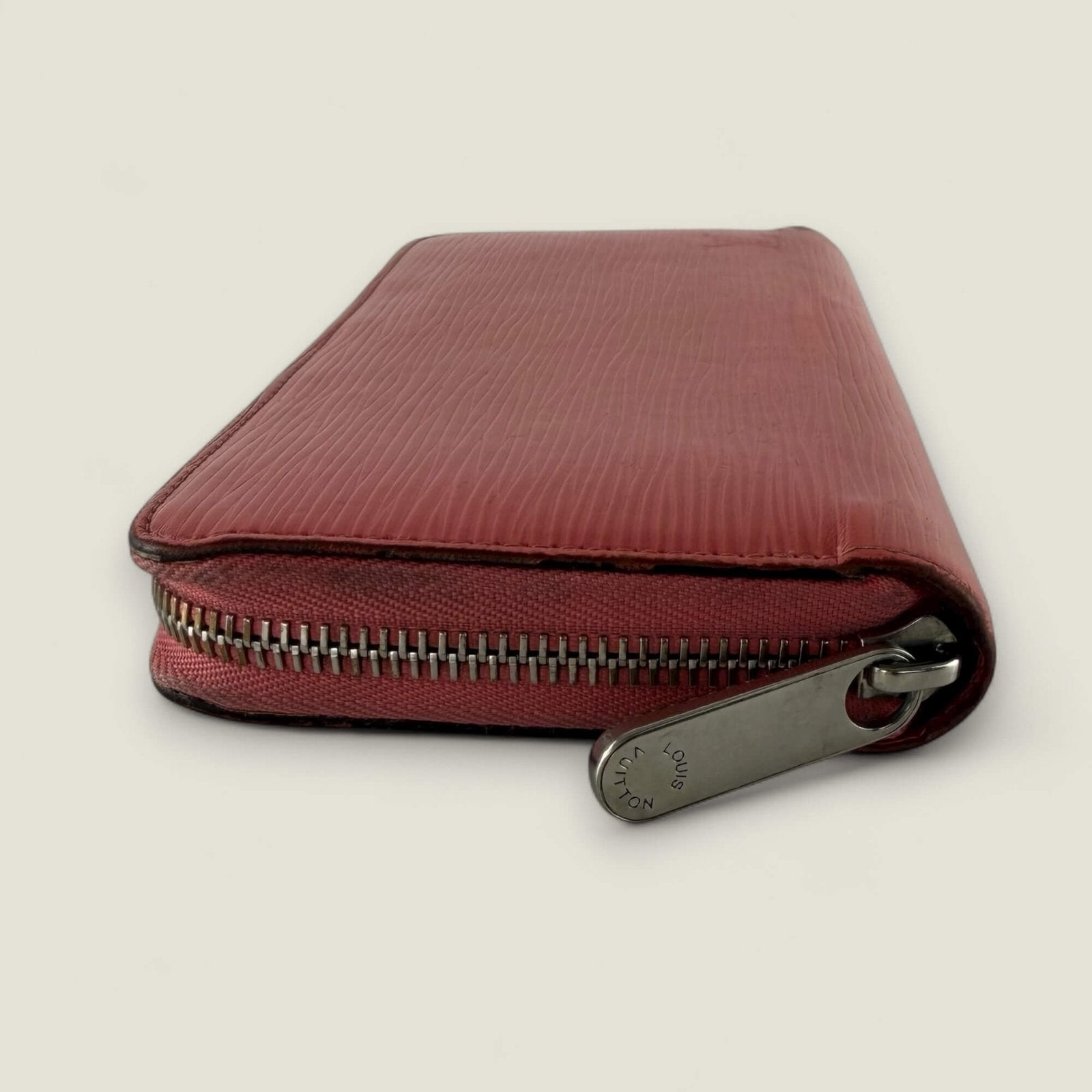 Louis Vuitton Epi leer textuur roze close-up