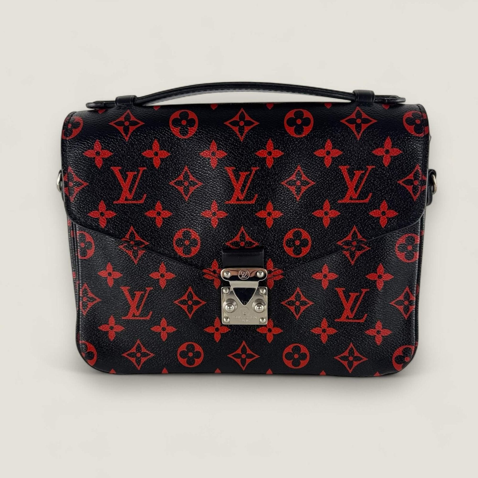 Louis Vuitton Pochette Métis Infrarouge voorkant zwart rood canvas tas