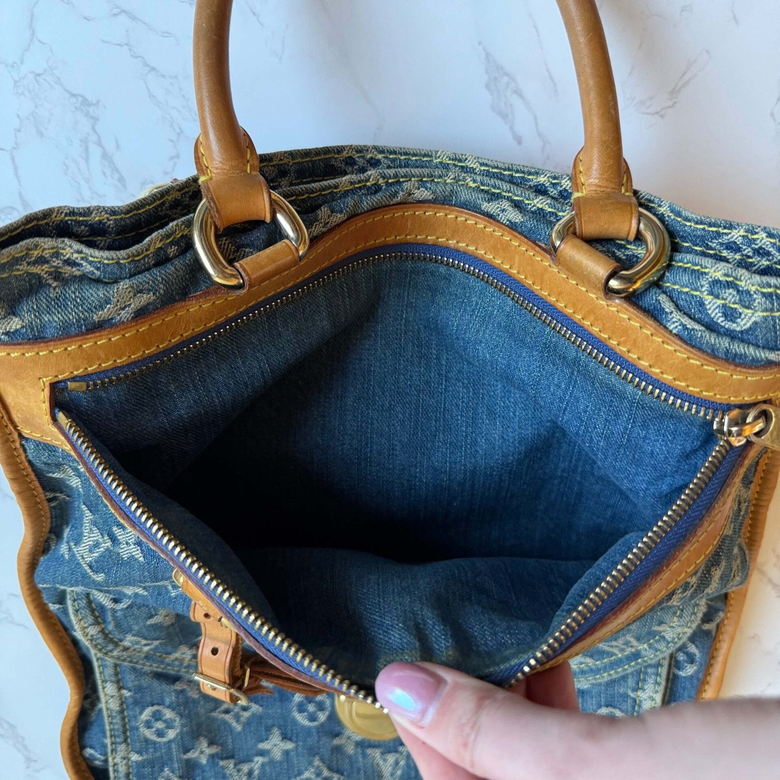 Louis Vuitton sac plat denim texture detail