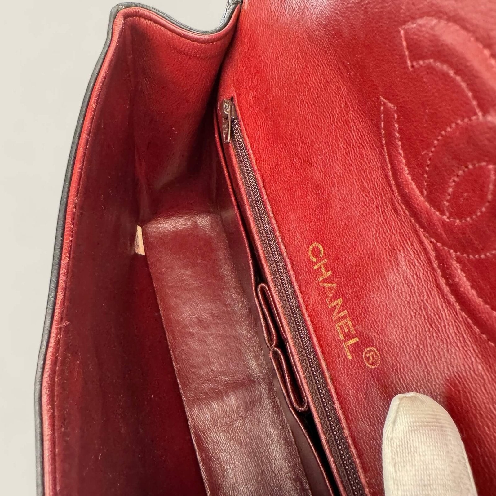 Medium classic flap pre-owned Chanel inside burgandy