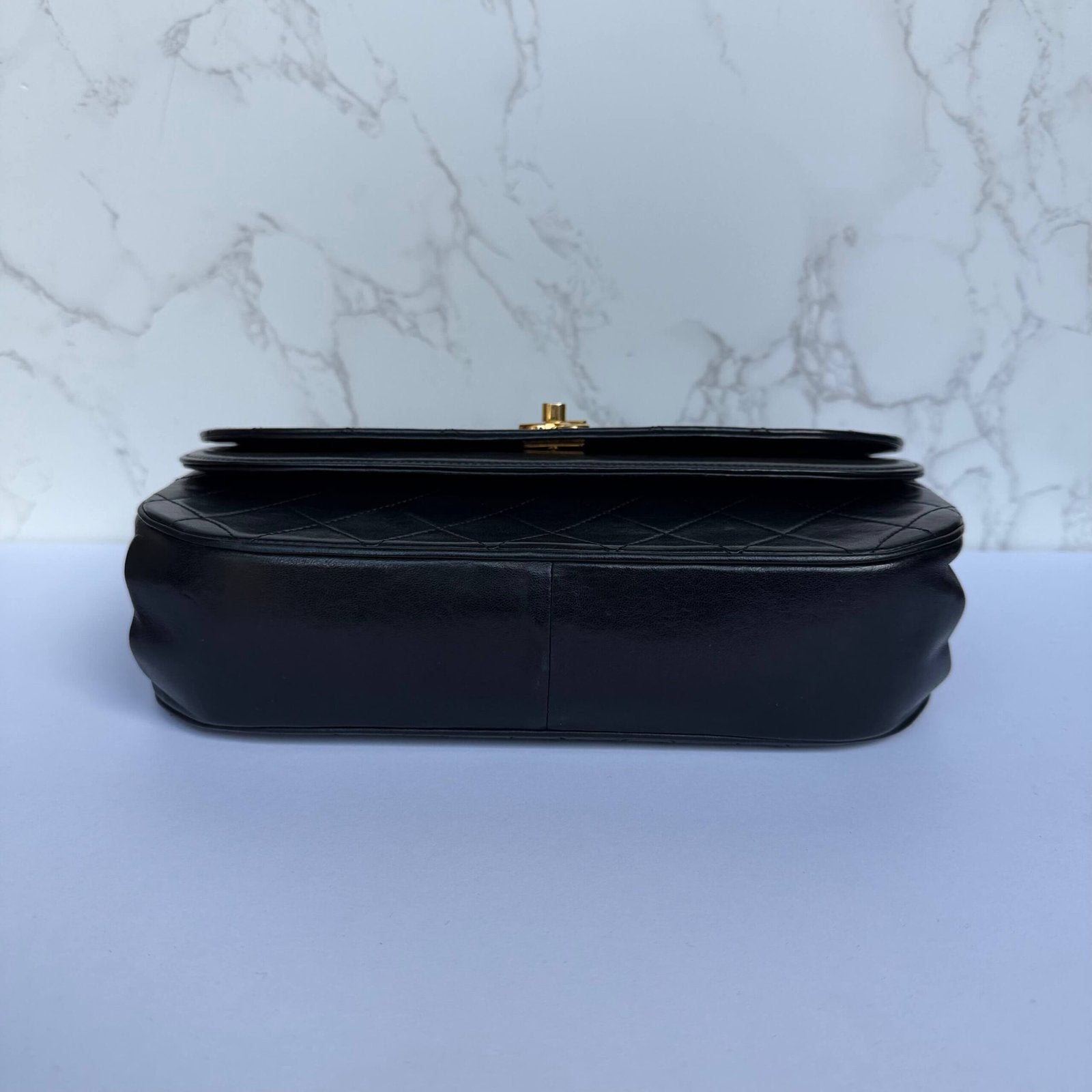 Onderkant authentieke Chanel schoudertas begin jaren 80