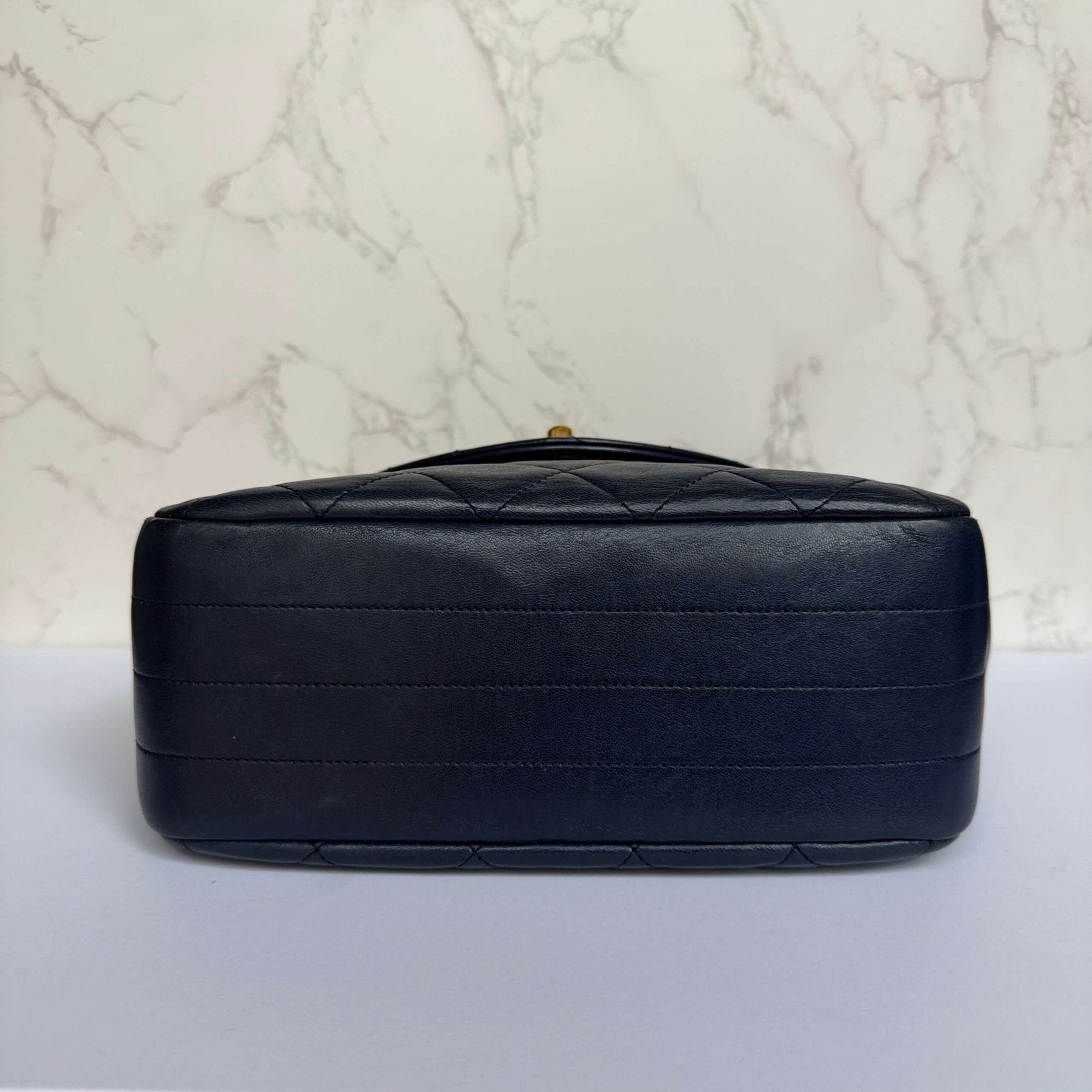 Onderkant authentieke Chanel schoudertas blauw lamsleer