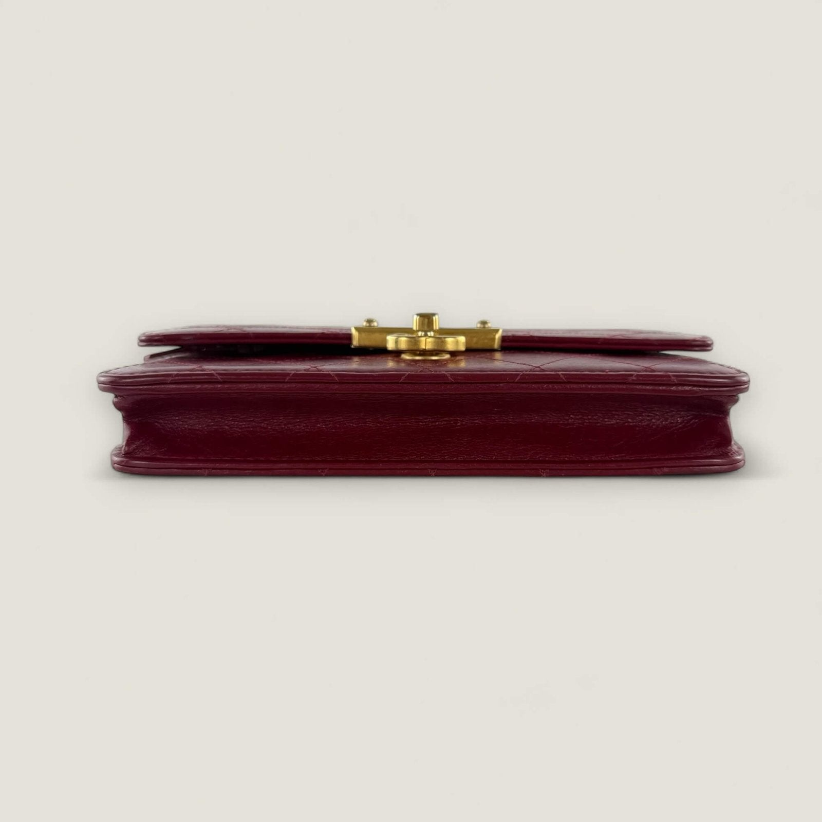 Onderkant authentieke Chanel wallet on chain rood leer
