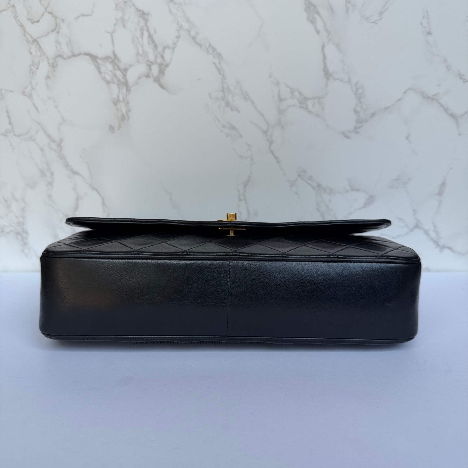 Onderkant authentieke vintage Chanel tas