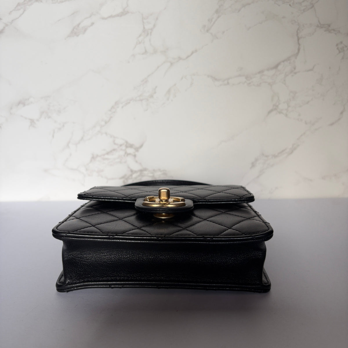 Onderkant tweedehands Chanel chic pearl flap zwart